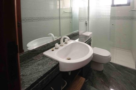 Apartamento para alugar com 290m², 3 quartos e 4 vagas Apartamento para alugar com 290m², 3 quartos e 4 vagasBanheiro da Suite