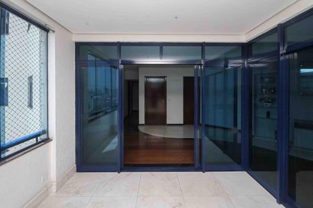 Apartamento para alugar com 290m², 3 quartos e 4 vagas Apartamento para alugar com 290m², 3 quartos e 4 vagasVaranda