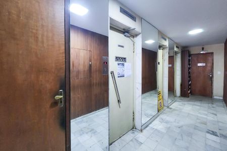 Apartamento à venda com 75m², 2 quartos e sem vaga Apartamento à venda com 75m², 2 quartos e sem vagaElevadores
