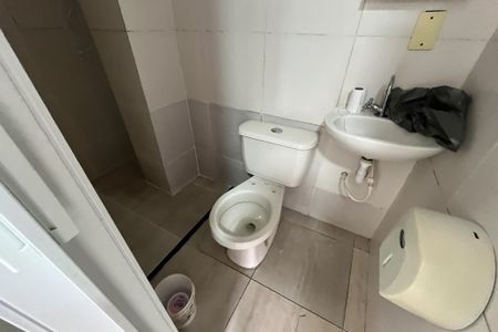 Banheiro Social de kitnet/studio para alugar com 1 quarto, 50m² em Jardim Carioca, Rio de Janeiro