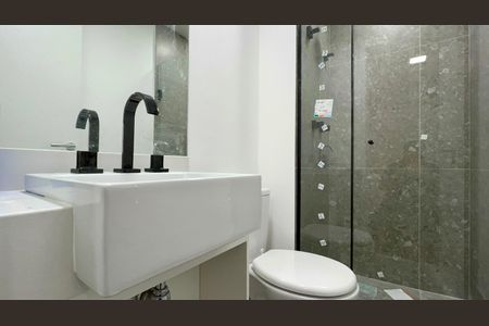 Banheiro de kitnet/studio à venda com 1 quarto, 25m² em Pinheiros, São Paulo