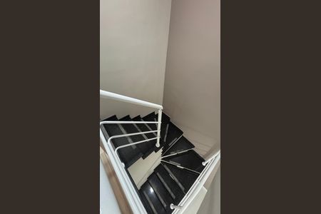 Casa de condomínio à venda com 144m², 4 quartos e 3 vagasEscada