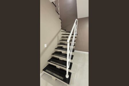 Casa de condomínio à venda com 144m², 4 quartos e 3 vagasEscada