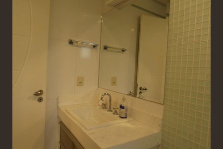 Apartamento à venda com 225m², 3 quartos e 3 vagasBanheiro da Suíte 2