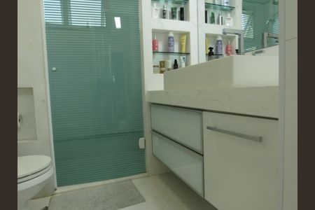 Apartamento à venda com 225m², 3 quartos e 3 vagasBanheiro da Suíte Principal