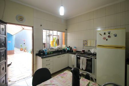 Casa à venda com 133m², 4 quartos e 2 vagas Casa à venda com 133m², 4 quartos e 2 vagasCozinha