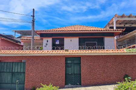 Casa à venda com 170m², 2 quartos e 5 vagasFachada casa com placa