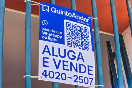 Casa à venda com 170m², 2 quartos e 5 vagasFachada casa com placa
