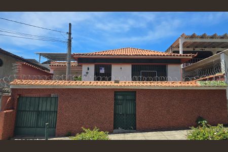 Casa à venda com 170m², 2 quartos e 5 vagasFachada casa com placa