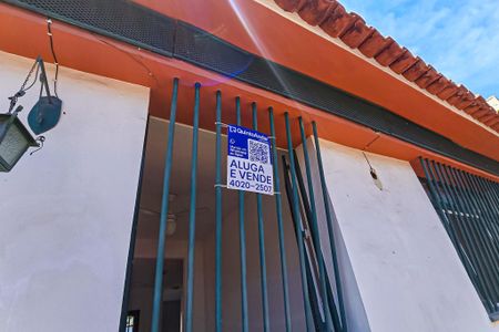 Casa à venda com 170m², 2 quartos e 5 vagasFachada casa com placa