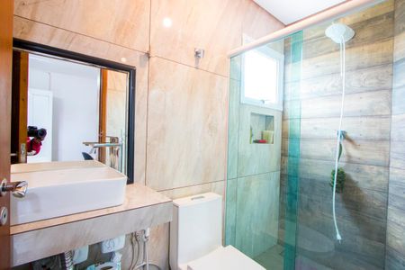 Apartamento à venda com 72m², 2 quartos e 2 vagasBanheiro do quarto 1