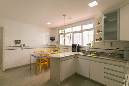 Casa à venda com 393m², 4 quartos e 3 vagas