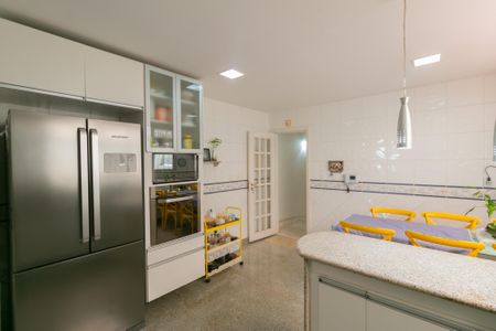 Casa à venda com 393m², 4 quartos e 3 vagas