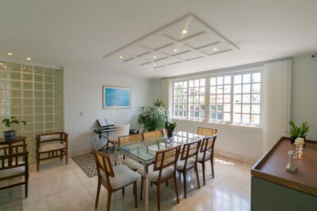 Casa à venda com 393m², 4 quartos e 3 vagas