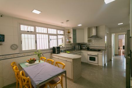 Casa à venda com 393m², 4 quartos e 3 vagas