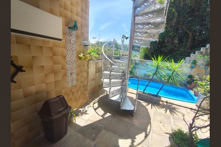 Casa de condomínio à venda com 345m², 4 quartos e 2 vagasLavanderia