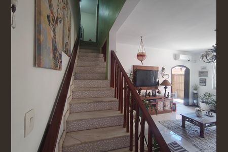 Casa de condomínio à venda com 345m², 4 quartos e 2 vagasEscada Segundo Andar