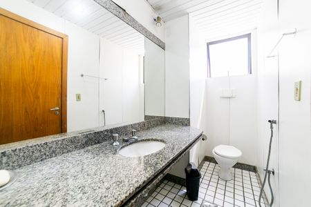 Banheiro da Suíte de kitnet/studio para alugar com 1 quarto, 48m² em Funcionários, Belo Horizonte