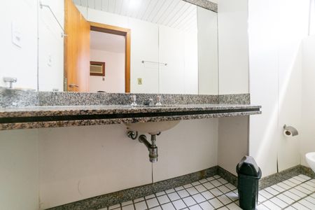 Banheiro da Suíte de kitnet/studio para alugar com 1 quarto, 48m² em Funcionários, Belo Horizonte