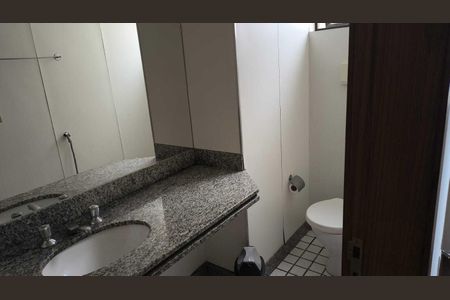 Banheiro de kitnet/studio para alugar com 1 quarto, 48m² em Funcionários, Belo Horizonte