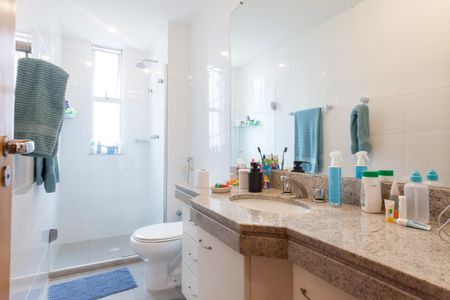 Apartamento à venda com 83m², 3 quartos e 2 vagas Apartamento à venda com 83m², 3 quartos e 2 vagasBanheiro Social