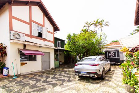 Casa à venda com 450m², 4 quartos e 15 vagas Casa à venda com 450m², 4 quartos e 15 vagasÁrea externa