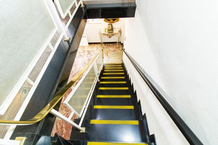 Casa à venda com 450m², 4 quartos e 15 vagas Casa à venda com 450m², 4 quartos e 15 vagasEscada