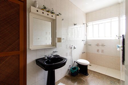 Casa à venda com 450m², 4 quartos e 15 vagas Casa à venda com 450m², 4 quartos e 15 vagasBanheiro da Suíte 1