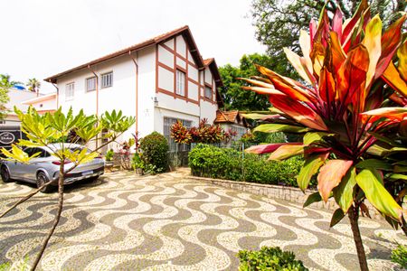 Casa à venda com 450m², 4 quartos e 15 vagas Casa à venda com 450m², 4 quartos e 15 vagasÁrea externa