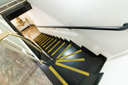 Casa à venda com 450m², 4 quartos e 15 vagas Casa à venda com 450m², 4 quartos e 15 vagasEscada