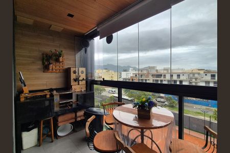 Apartamento à venda com 77m², 2 quartos e 1 vaga Apartamento à venda com 77m², 2 quartos e 1 vagaVaranda