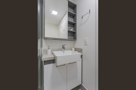 Banheiro de kitnet/studio para alugar com 1 quarto, 26m² em Boa Vista, Porto Alegre