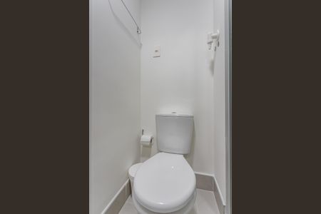 Banheiro de kitnet/studio para alugar com 1 quarto, 26m² em Boa Vista, Porto Alegre