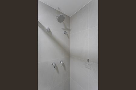 Banheiro de kitnet/studio para alugar com 1 quarto, 26m² em Boa Vista, Porto Alegre