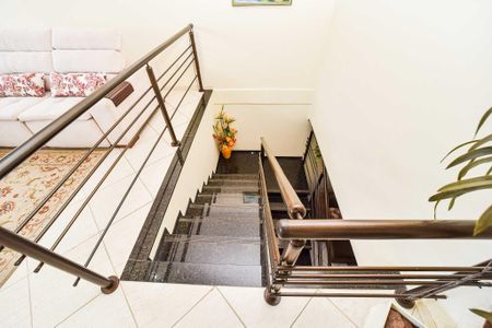 Casa de condomínio à venda com 221m², 4 quartos e 4 vagas Casa de condomínio à venda com 221m², 4 quartos e 4 vagasEscada