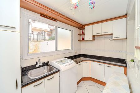 Casa de condomínio à venda com 221m², 4 quartos e 4 vagas Casa de condomínio à venda com 221m², 4 quartos e 4 vagasÁrea de Serviço