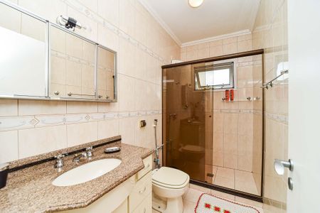 Casa de condomínio à venda com 221m², 4 quartos e 4 vagas Casa de condomínio à venda com 221m², 4 quartos e 4 vagasBanheiro 1