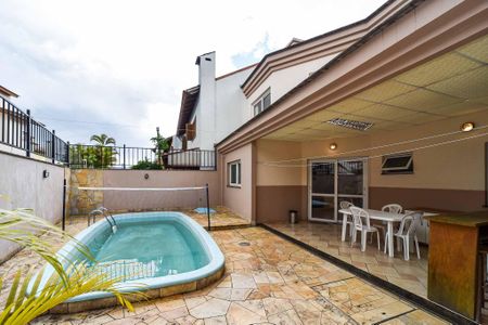 Casa de condomínio à venda com 221m², 4 quartos e 4 vagas Casa de condomínio à venda com 221m², 4 quartos e 4 vagasPiscina