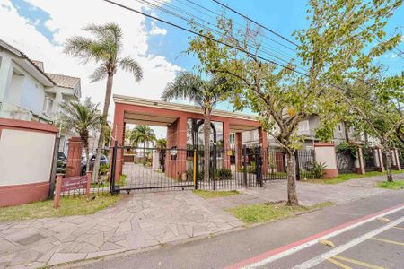 Casa de condomínio à venda com 221m², 4 quartos e 4 vagas Casa de condomínio à venda com 221m², 4 quartos e 4 vagasFachada do condomínio