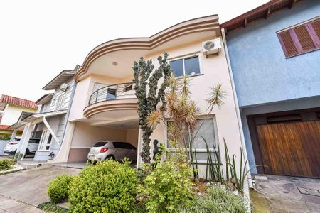 Casa de condomínio à venda com 221m², 4 quartos e 4 vagas Casa de condomínio à venda com 221m², 4 quartos e 4 vagasFachada da casa