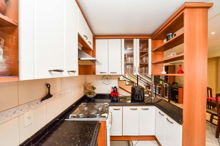 Casa de condomínio à venda com 221m², 4 quartos e 4 vagas Casa de condomínio à venda com 221m², 4 quartos e 4 vagasCozinha