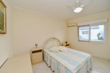 Casa de condomínio à venda com 221m², 4 quartos e 4 vagas Casa de condomínio à venda com 221m², 4 quartos e 4 vagasSuíte