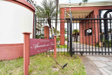 Casa de condomínio à venda com 221m², 4 quartos e 4 vagas Casa de condomínio à venda com 221m², 4 quartos e 4 vagasFachada