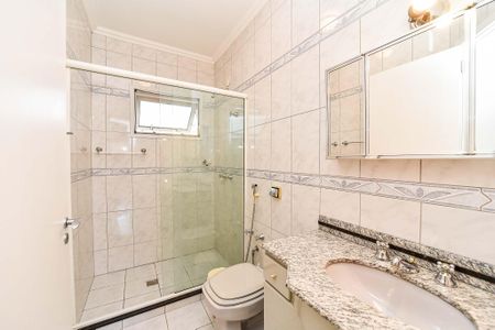 Casa de condomínio à venda com 221m², 4 quartos e 4 vagas Casa de condomínio à venda com 221m², 4 quartos e 4 vagasBanheiro da Suíte