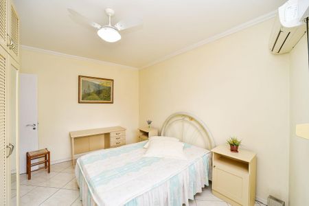 Casa de condomínio à venda com 221m², 4 quartos e 4 vagas Casa de condomínio à venda com 221m², 4 quartos e 4 vagasSuíte