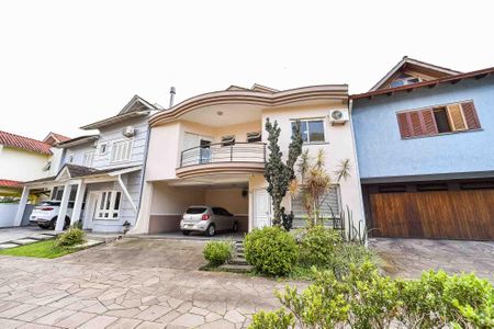Casa de condomínio à venda com 221m², 4 quartos e 4 vagas Casa de condomínio à venda com 221m², 4 quartos e 4 vagasFachada da casa