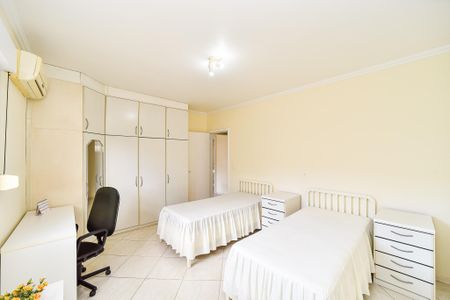 Casa de condomínio à venda com 221m², 4 quartos e 4 vagas Casa de condomínio à venda com 221m², 4 quartos e 4 vagasQuarto 1