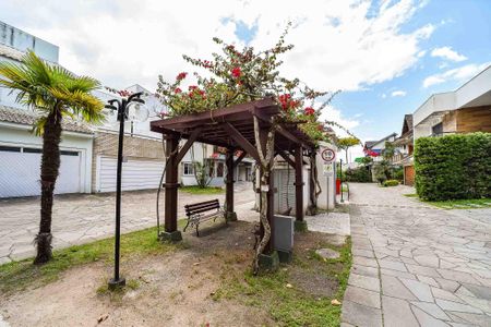 Casa de condomínio à venda com 221m², 4 quartos e 4 vagas Casa de condomínio à venda com 221m², 4 quartos e 4 vagasÁrea comum