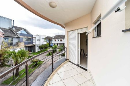 Casa de condomínio à venda com 221m², 4 quartos e 4 vagas Casa de condomínio à venda com 221m², 4 quartos e 4 vagasSacada do quarto 2