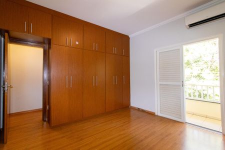 Casa à venda com 242m², 4 quartos e 4 vagasSuite 1